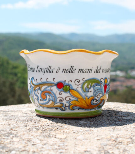 Cachepot in ceramica, con decorazioni in cui prevalgono le foglie e i fiori di acanto che nel linguaggio simbolico rappresentano il prestigio ed il benessere materiale, perché in passato venivano utilizzate per adornare le vesti dei personaggi più illustri É personalizzabile con una dedica, frase o un messaggio speciale, decorato in decalcomania Perfetto per occasioni speciali o come regalo per una persona cara. Scegli la tua personalizzazione, sarà pronta in 7-8 settimane! * *Puoi effettuare un ordine minimo di 10 pezzi. Con il tuo acquisto sostieni le nostre iniziative di solidarietà.